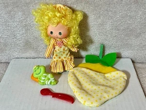 Muñeca Strawberry Shortcake Party Pleaser Sweet Sleeper 1984 y rana Frappe y peine - Imagen 1 de 3