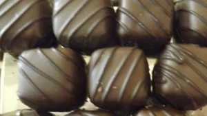 Milk Chocolate Vanilla Caramels Candy 8 oz Gift Box - Picture 1 of 1