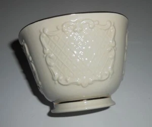 LENOX FOOTED GOLD TRIM CANDY BOWL IN CANTERBURY COLLECTION (3"H X 4,5" X 4,5") - Foto 1 di 3