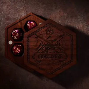 Pistolero | Caja de dados DnD | MADERA DE NOGAL NEGRO | Bóveda de dados | Juego de dados DnD - Imagen 1 de 5