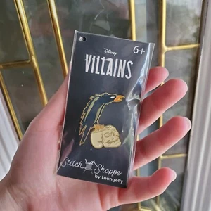 Nuevo prendedor Stitch Shoppe de Loungefly ~ Esmalte Cuervo y Calavera Villanos Disney - Imagen 1 de 2