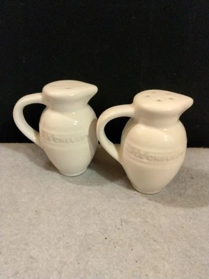 Salero y pimentero Le Creuset blanco con forma de jarra Foto 1 de 3