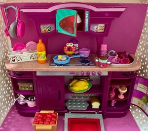 Barbie Casa dei Sogni Casa Cucina Glam con Forno, Microonde, Lavello, Fornello, Pentole - Foto 1 di 6