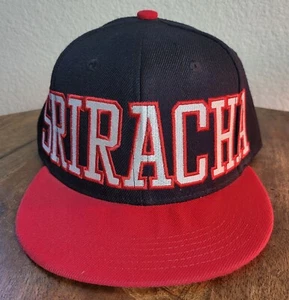 Mütze Sriracha große Schriftart mit Hahn-Logo flacher Schirm Druckknopflasche rot/schwarz neu ohne Etikett - Bild 1 von 5