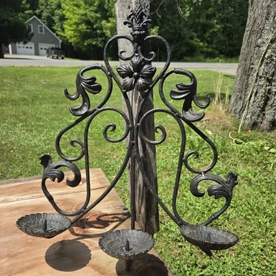 Candelabro colgante de pared vintage de hierro forjado negro flor de lis acanto de 20' de alto Foto 1 de 4