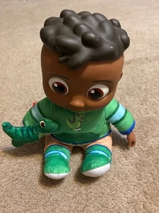 Muñeca especial Cocomelon My Friend 2022 Cody Singing Codys Dinosaur Song funciona 13" - Imagen 1 de 5