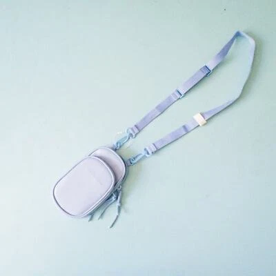 全新无标签 Zara Take Me Everywhere 蓝色乙烯基斜挎包手机迷你包 — 第 1/4 张图片