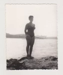 Bikini de playa bastante atractivo para mujer joven foto antigua instantánea femenina - Imagen 1 de 7