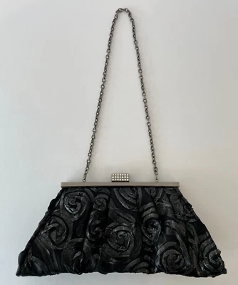 Bolso sin asas Jessica McClintock rosa negro noche con pedrería y cadena Foto 1 de 4