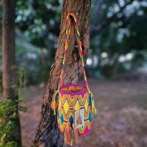 Colombiano 🇨🇴 Borsa Boho Secchiello Mochila Fatto a Mano Grande MOLTI COLORI Tribù Wayuu - Foto 1 di 11
