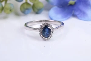 Hermoso anillo de diamantes con zafiro azul y halo, oro blanco con sello - Imagen 1 de 8