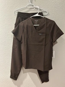 Jaanuu Women’s 2 Piece Scrub Set XXS Top & Joggers Pants Medical/Tech Brown NWT - Picture 1 of 9