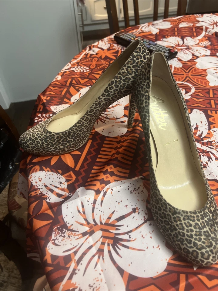 Tacón 3 3/4 de gamuza con estampado de leopardo marca Butter Foto 1 de 4