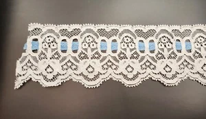 10 Jahre 2-1/4 Zoll weiße Spitze und blaue Bandborte - Vintage - Muster 5349 - Bild 1 von 3