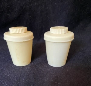 Vintage Tupperware Salz & Pfefferstreuer Set 2,5" hoch - Bild 1 von 3