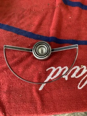 Nuevo de Lote Antiguo 1966 Mercury Montclair Park Lane Monterrey Cuerno Anillo C6MY-13A805-A Foto 1 de 4