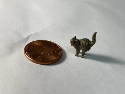 FIGURA DE GATO ASUSTADO DE BRONCE PINTADA EN FRÍO PEQUEÑA MINIATURA DE COLECCIÓN, ¿CASA DE MUÑECAS? Foto 1 de 4