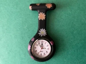 Ansteckuhr-Schwestenuhr, CLINIC DRESS, schwarz mit Blumen - Bild 1 von 9
