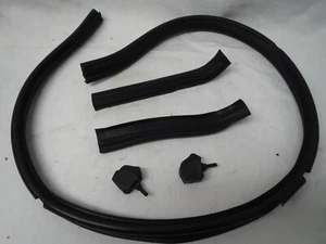 Alfa Romeo Milano 75 Factory ENGINE COMPARTMENT TO HOOD RUBBER SEALS - Bild 1 von 14