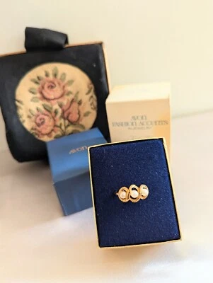 Anillo de cóctel vintage 1972 Avon triple giro tono dorado perlas de imitación con caja Foto 1 de 4