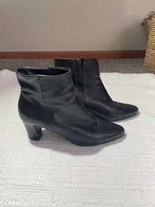Prada Calf Leather Black w/logo Ankle Booties Pointed Toe Kitten Heel 39.5/8.5 - Picture 1 of 7