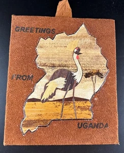 Letrero pintado hecho a mano de saludos desde Uganda - Mapa elevado del país con pájaro - Imagen 1 de 2