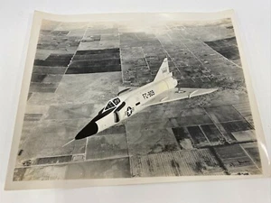 Fotografía Convair F-102 Delta Dagger sobrevolar Florida Jet Air Force original - Imagen 1 de 11