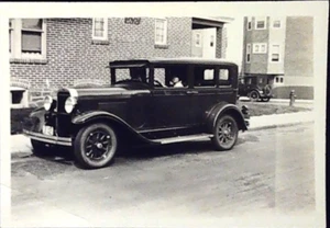 Ford Model T 30er Jahre geparktes Backsteingebäude Stadt Straße Foto Schnappschuss Limousine - Bild 1 von 2
