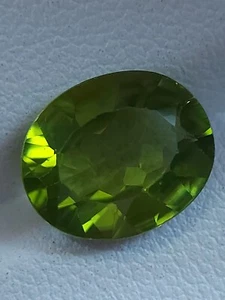 Neon green Peridot gemstone - faceted natural Chrysolite 4.25 CTS - Bild 1 von 10