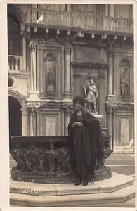 Italia - VENEZIA - Donna vicino a un pozzo - CARTOLINA FOTO - Picture 1 of 2