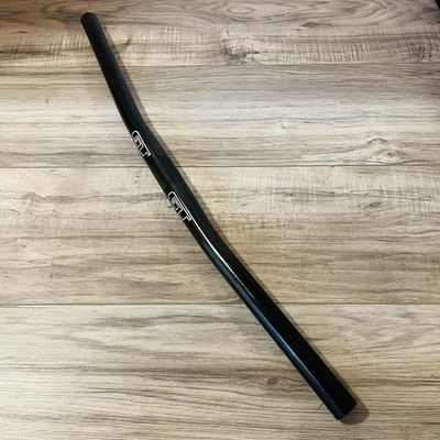 Manillar plano de aleación para bicicletas GT 25,4 560 mm negro sin cortar con logotipos blancos Foto 1 de 4