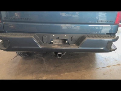Used Rear Bumper Assembly Rear fits: 2021 Chevrolet Silverado 1500 pickup single Foto 1 de 4