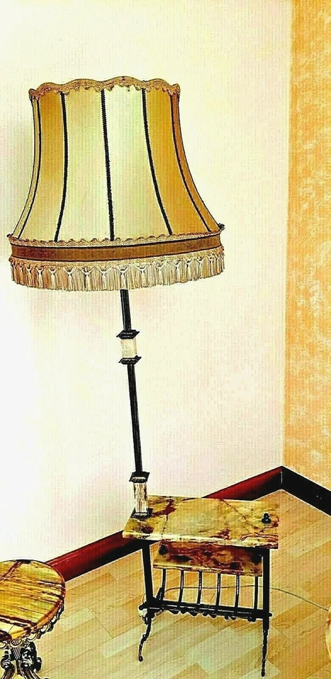 Lámpara de pie italiana de latón rococó con tapas de mármol. Vintage Foto 1 de 4