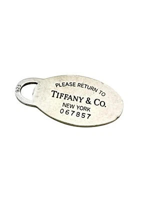 Please Tiffany & Co. Colgante de plata esterlina ovalado con etiqueta de perro - con monograma Foto 1 de 3
