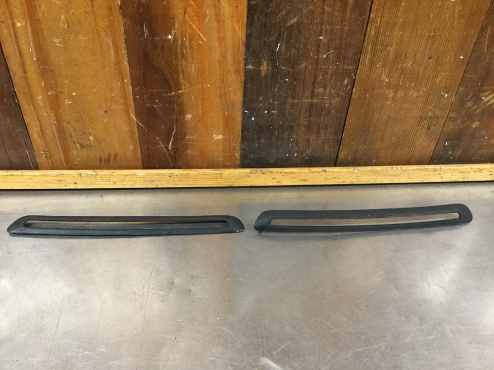 Triumph TR6 • Tablero de instrumentos original Demister Vent Trim. Usado. KT1358 Foto 1 de 4