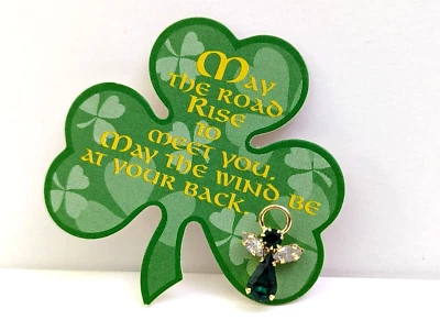 Broche anjo verde esmeralda simulado dia de São Patrício 1999 AVON novo no cartão - Imagem 1 de 4