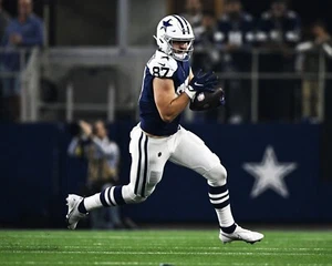 Foto de fútbol americano NFL 8x10 de Jake Ferguson corriendo en el campo de los Dallas Cowboys - Imagen 1 de 1