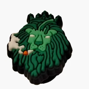 Dije de zapatos de cannabis león verde 1 pulgada lindo diseño de hierba para fumar accesorio divertido - Imagen 1 de 3