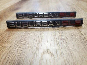 SET OF 2 - NOS OEM GMC Suburban SLE Dash Panel Nameplate Emblem 1989 - 91 - Foto 1 di 4
