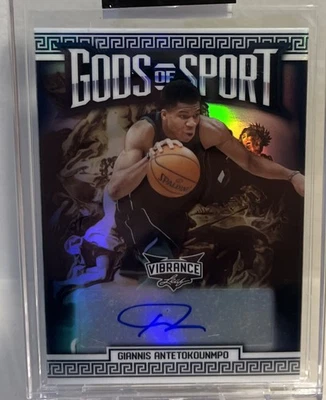 GIANNIS ANTETOKOUNMPO 2022 AUTO Hoja Vibrance DIOSES DEL DEPORTE  Foto 1 de 3