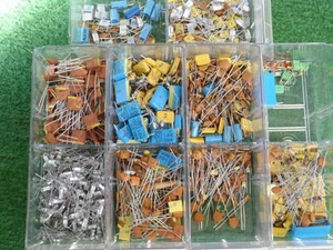 50 KONDENSATOREN MIX 350pf bis 1,5nF KERAMIK+STYROFLEX+WIMA+METALLSCH. 23218-33 - Picture 1 of 1