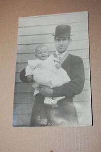 VINTAGE RPPC MANN HÄLT BABY, 1910 - Bild 1 von 7