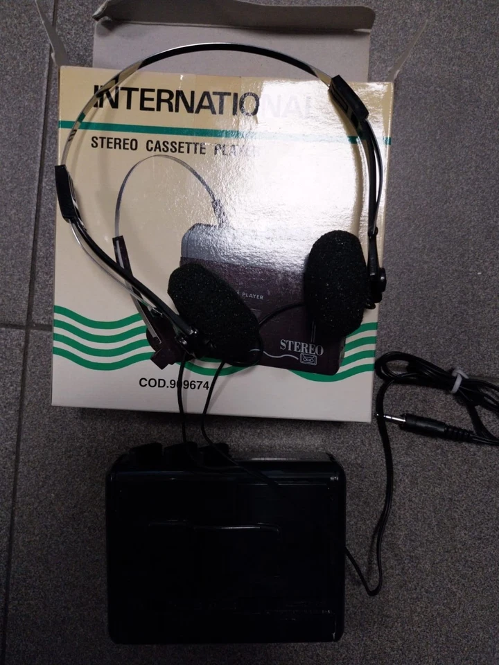 Walkman stereo cassette player International nuovo nero con cuffie - Immagine 1 di 4