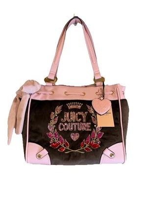 Nova Bolsa Tote Viral Juicy Couture Classic Juicy Never Dies Marrom Rosa Daydreamer - Imagem 1 de 4