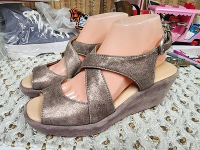 Johnston & Murphy Womens "Dana" Suede Wedge Buckle Sandals Metallic Gold Sz 8 - Image 1 of 4