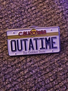 Universal Studios ZURÜCK IN DIE ZUKUNFT Vintage OUTOFTIME Nummernschild Pin 90er RAR - Bild 1 von 7