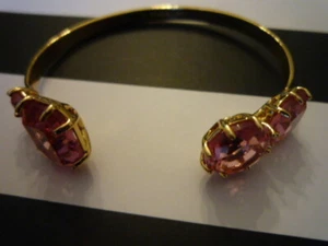 SUPERBE JONC OUVERT "LES NEREIDE"S DORE/CRISTAUX ROSES/CO DIAMANTINE/NEUF/POCHON - Picture 1 of 4