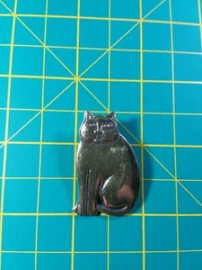 VINTAGE LAUREL BURCH GOLD TONE ETCHED FIGURAL KITTY CAT PIN BROOCH - Picture 1 of 5