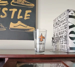 Vaso de fútbol americano NFL con logotipo y fuente de New Orleans Saints 16 0z pinta - Imagen 1 de 4