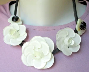 Grand original Collier noir et argent grosses fleurs celluloïd blanches bijou - Bild 1 von 3
